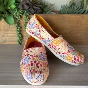 TOMS - Tulips & Wildflowers